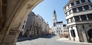 Das Foto zeigt die Sicht durch einen Torbogen in die Görlitzer Altstadt und den kopfsteingepflasterten Untermarkt
