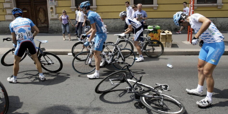 Nach Meter Sturz Fahrerstreik Beim Giro D Italia Taz De