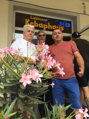 Ahmed Bindal vom Kebaphaus in Lübben – mit seinem Oleander