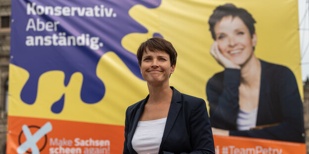 Frauke Petry steht im Wahlkamp in Sachsen vor einem Wahlplakat. Darauf steht "Konservativ. aber anständig."