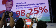 Norbert Hofer am Redepult, im Vordergrund Arme von Fotografen, im Hintergrund ein Bild von Hofer mit dem Anteil seiner Wählerstimmen