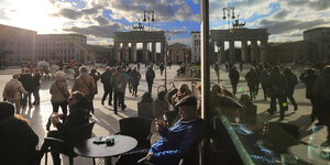 Viele Menschen auf dem Pariser Platz in Berlin, vor dem Brandenburger Tor