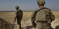 Zwei US-Soldaten in Uniform von hinten an der syrisch-türkischen Grenze