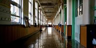 Ein leerer Flur in einer Schule