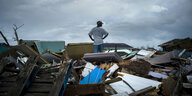 Ein Mann vor den Trümmern seines Hauses nach Hurrikan Dorian