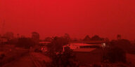 Häuser unter einem glühend roten Himmel