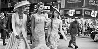 Drei Frauen in Kostümen auf einer Straße (Modefotografie von Dior in Manhattan)