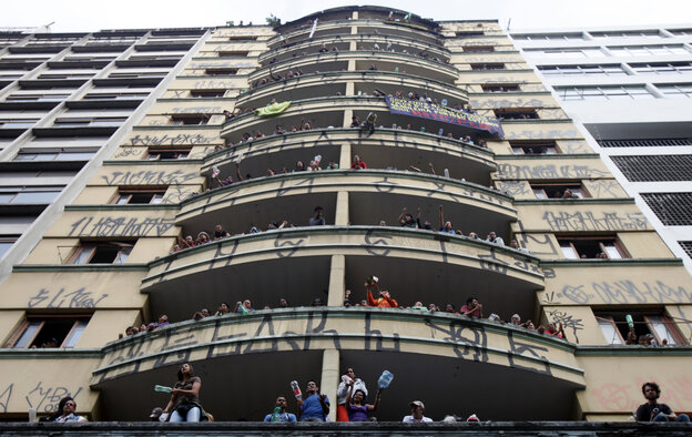 Menschen gucken von den Balkonen des besetzte Brazilian Palace Hotels