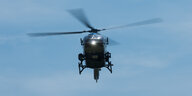 Ein Hubschrauber vor blauem Himmel
