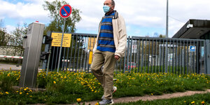 Ein Mann mit Mundschutz vor Landeserstaufnahmeeinrichtung für Flüchtlinge in Ellwangen.