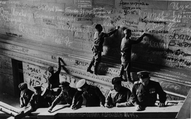 Sovietische Soldaten schreiben an die Wände des Reichstages.