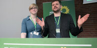 Berlins Grünen-Chefs Nina Stahr und Werner Graf (rechts) stehen zusammen bei Grünen-Parteitag 2019
