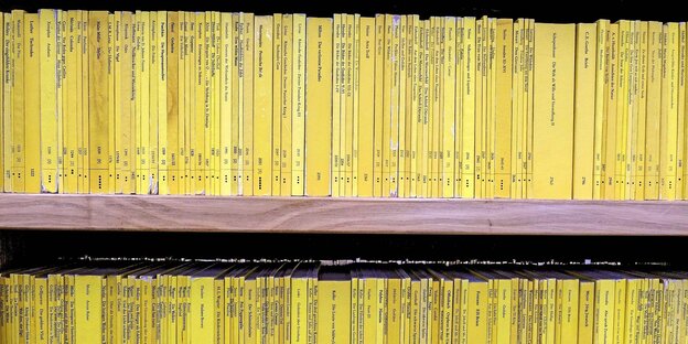 typisch gelbe Reclam Hefte aufgereiht in einem Regal
