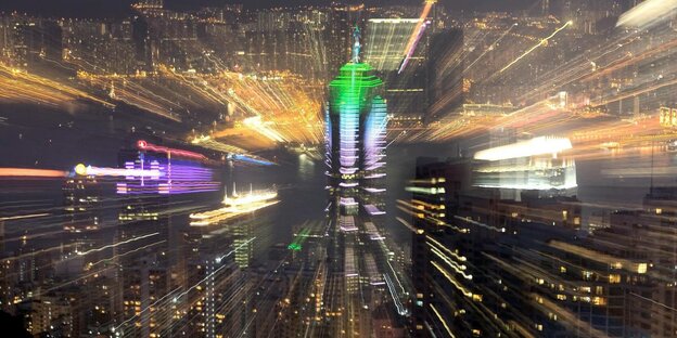 Eine Skyline mit Zoomeffekt fotografiert.