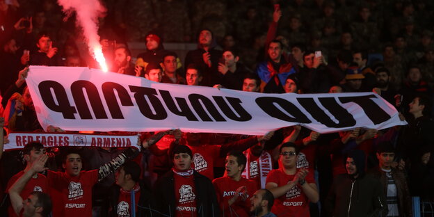 Fans halten im Stadion ein Protestplakat gegen die Verbandsführung in die Höhe