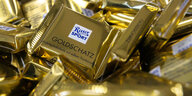 In Goldpapier verpackte Ritter Sport Schokolade