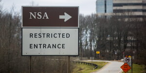 Ein Schild weist zum Hauptquartier der NSA und auf den beschränkten Zugang hin.
