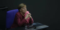 Angela Merkel schaut auf ihr Smartphone