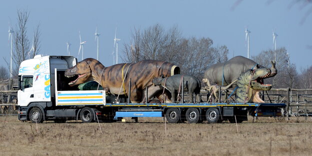 Dinosaurier auf der Ladefläche eines LKW