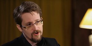 Edward Snowden mit Bart in einem Interview mit dem NDR