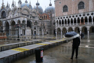 Mann mit Schirm in Venedig