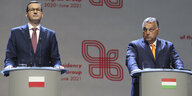 Die beiden rechtspopulistischen Regierungschefs Mateusz Morawiecki und Viktor Orbán bei einer Pressekonferenz