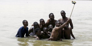 Jungen baden in einem Fluss in der Nähe von Khartoum.