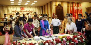 Aung San Suu Kyi schneidet eine Geburtstagstorte