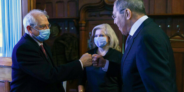 Corona-Handshake zwischen Josep Borrell und Sergei Lavrov
