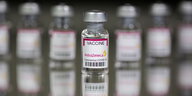 Mehrere Fläschen Impfstoff von AstraZeneca stehen aufgereiht nebeneinander