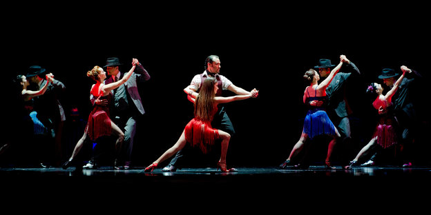 Vier Paare tanzen im Tango-Musical „Tanguera“