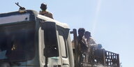Bewaffnete Soldaten in eriträischen Uniformen auf der Ladefläche eines LKW