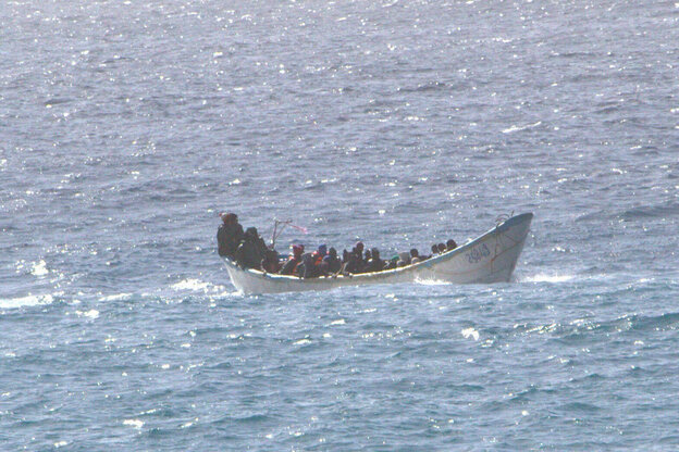 Ein kleines Boot mit Menschen überladen auf dem Meer