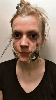 Eine Frau mit dünnen Stäbchen an den Augenbrauen