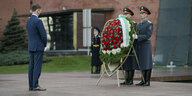 Ministerpräsident von Sachsen, legt am Grab des unbekannten Soldaten im Alexandergarten einen Kranz nieder