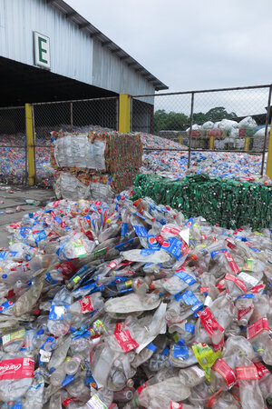 Plastikmüll und PET-Flaschen auf Recyclinganlage