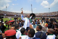 Äthiopiens Premier Abiy Ahmed steht mit erhobenen Armen bei einer Wahlkampfveranstaltung in einer Menschenmenge in einem Stadion