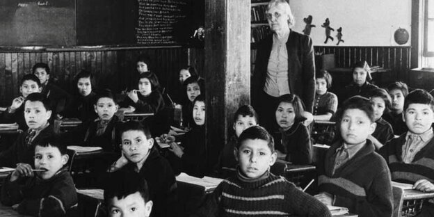 Schüler in einem Klassenraum in der All Saints Residential School in Lac la Ronge, ca 1950