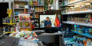 In einem Spätkauf läuft um 19.30 Uhr die TV-Ansprache von Bundeskanzlerin Merkel auf einem kleinen Fernseher.
