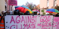 Protestierende in Venedig mit bunten Schirmen und Transparenten