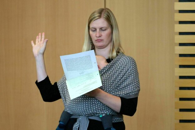 Die Grüne Madeleine Henfling trägt ihr Baby im Thüringer Landtag