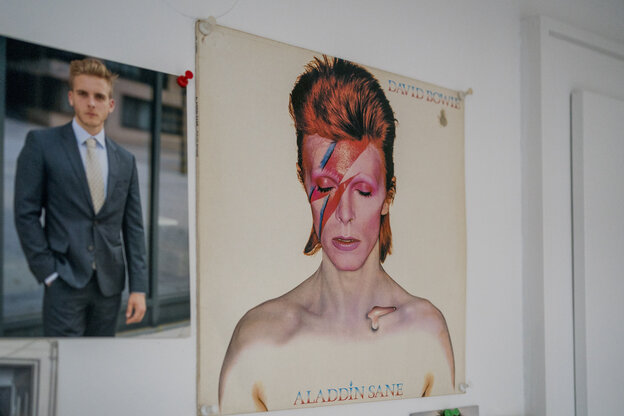 Plakat von David Bowie und eine Foto mit einem Mannim anzug