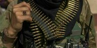 Nahaufnahme eines Taliban mit Patronengürtel um den Hals