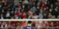 Lionel Messi vor der Tribüne im Satdion von Reims