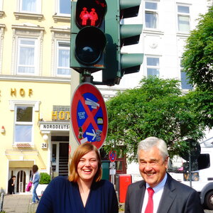 Katharina Fegebank und Frank Horch stehen vor der neuen Ampel