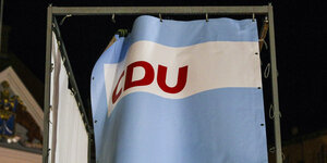 Banner mit CDU Schrift wird eingepackt
