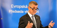 Der tschechische Premier Babis an einem Rednerpult