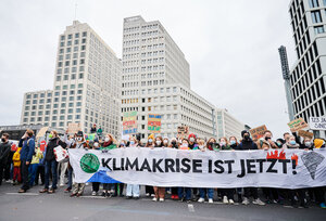 Demonstration gegen Klimakrise vor zwei Hochhäusern
