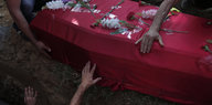 Die letzte Berührung: Angehörige beerdigen eines der Opfer von Suruç.