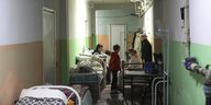 Frauen und Kinder in einem Krankenhaus in Mariupol